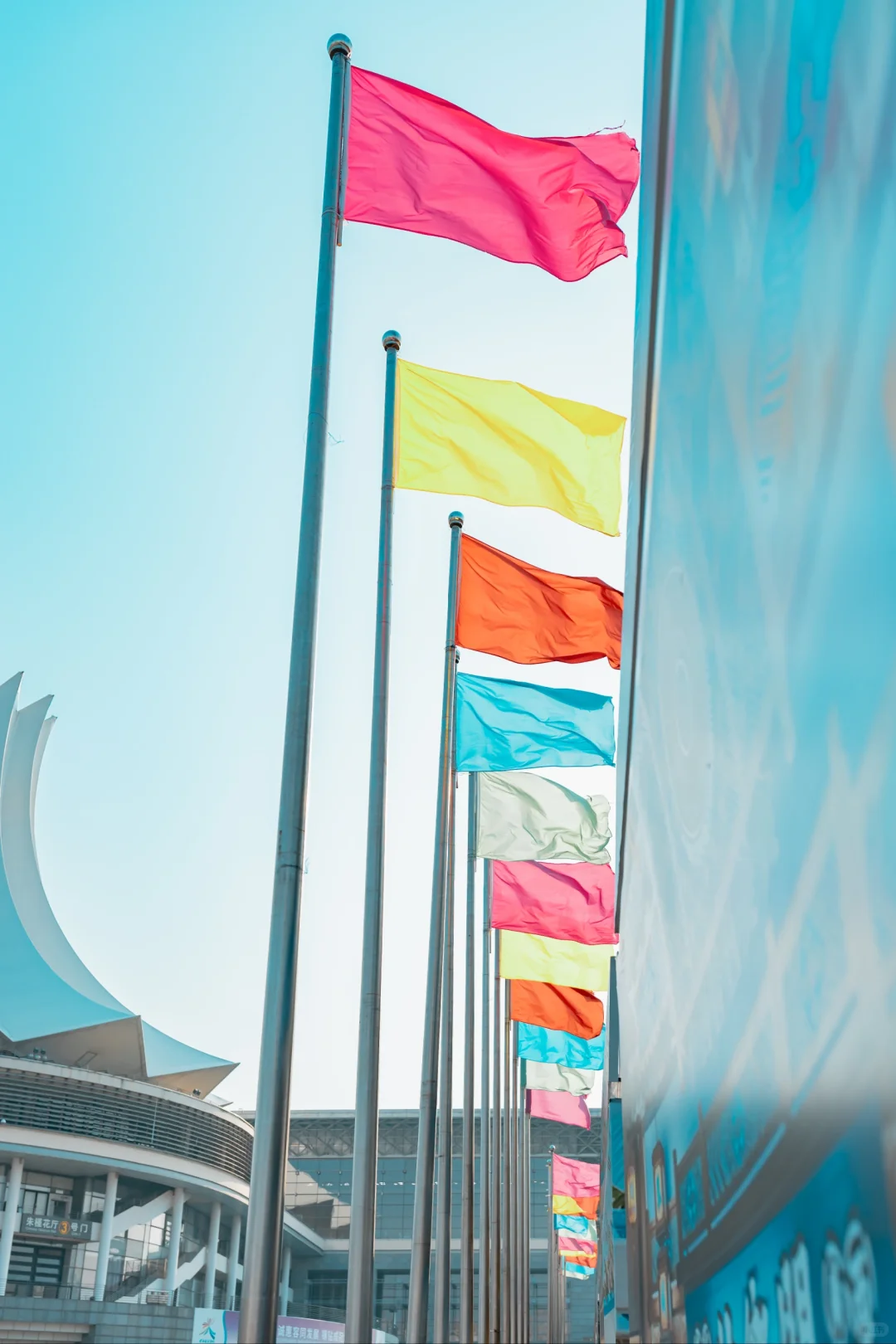 （21/100）久违的阳光，这里是会展中心?