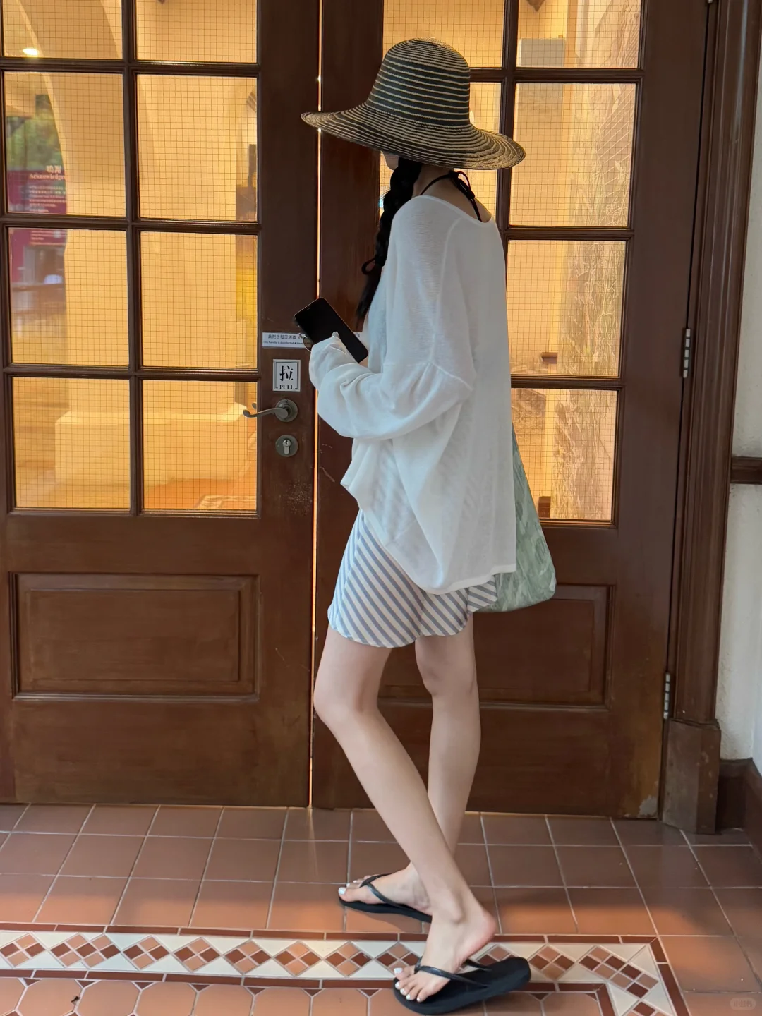 夏日海岛穿搭?白色罩衫给的慵懒松弛感