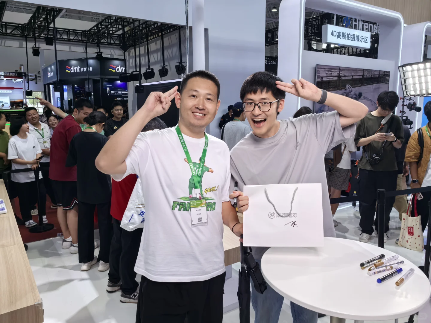 逛展会变成了网友见面会