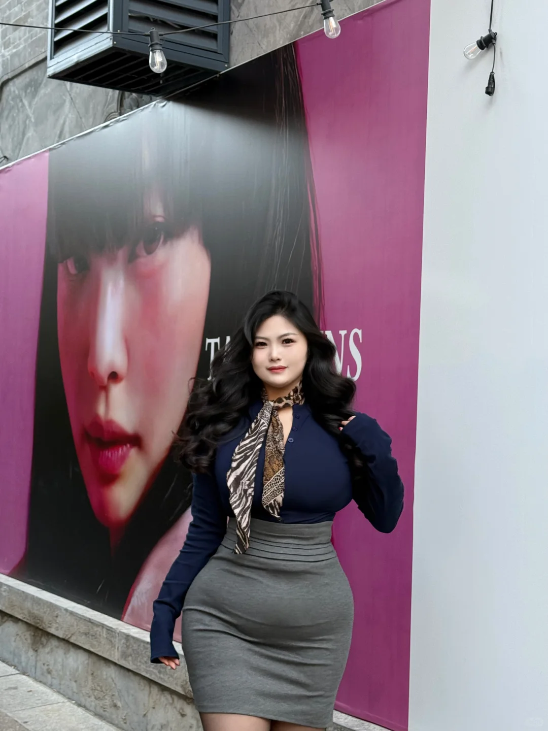 哪来的一见钟情 刚好那天穿了包臀裙