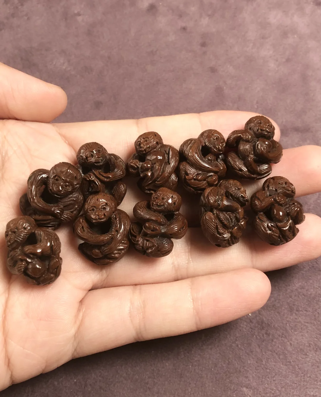 1999年文物展销会上买的一组清代桃核镂空雕