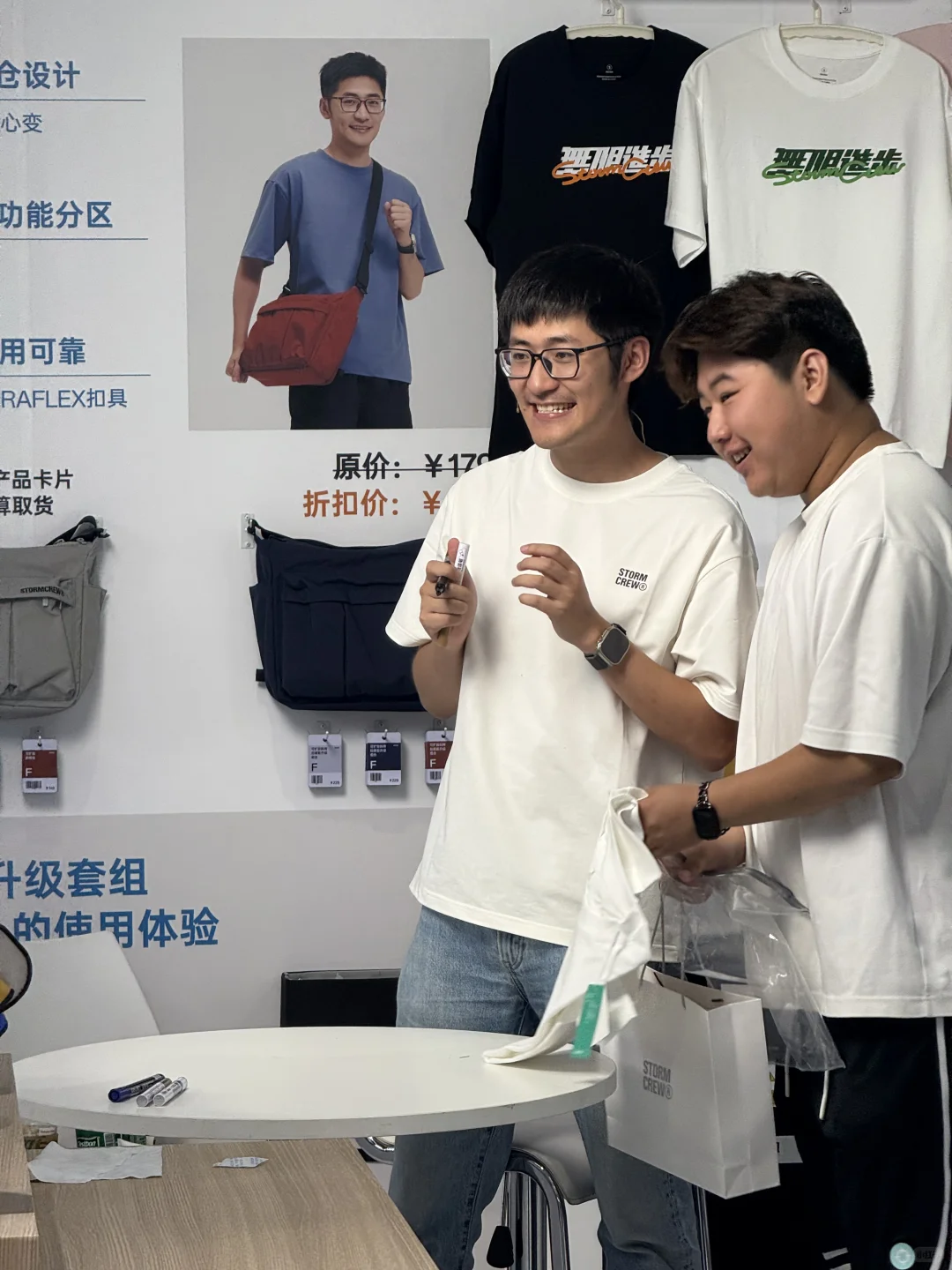 逛着逛着展发现自己成了展品