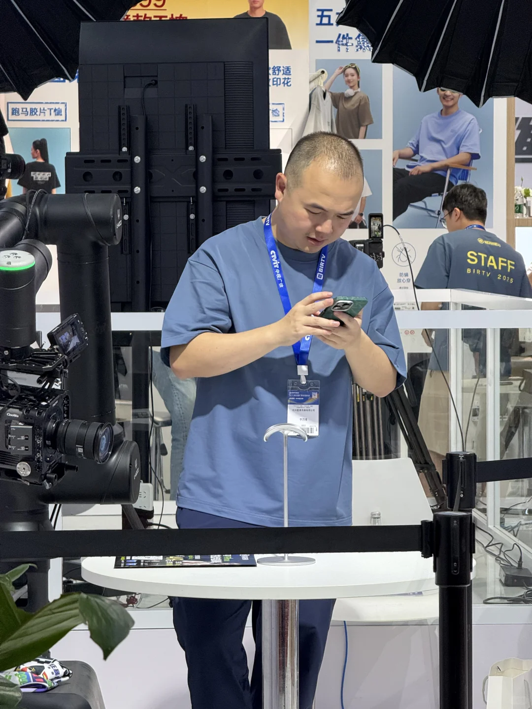 逛着逛着展发现自己成了展品