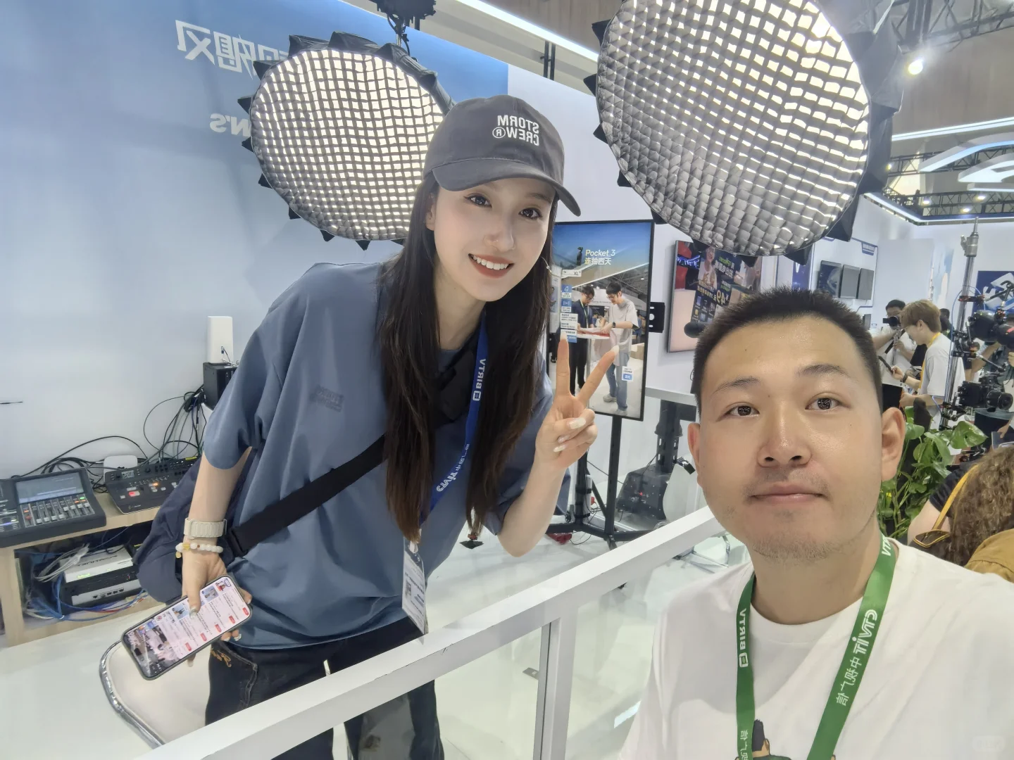 逛展会变成了网友见面会