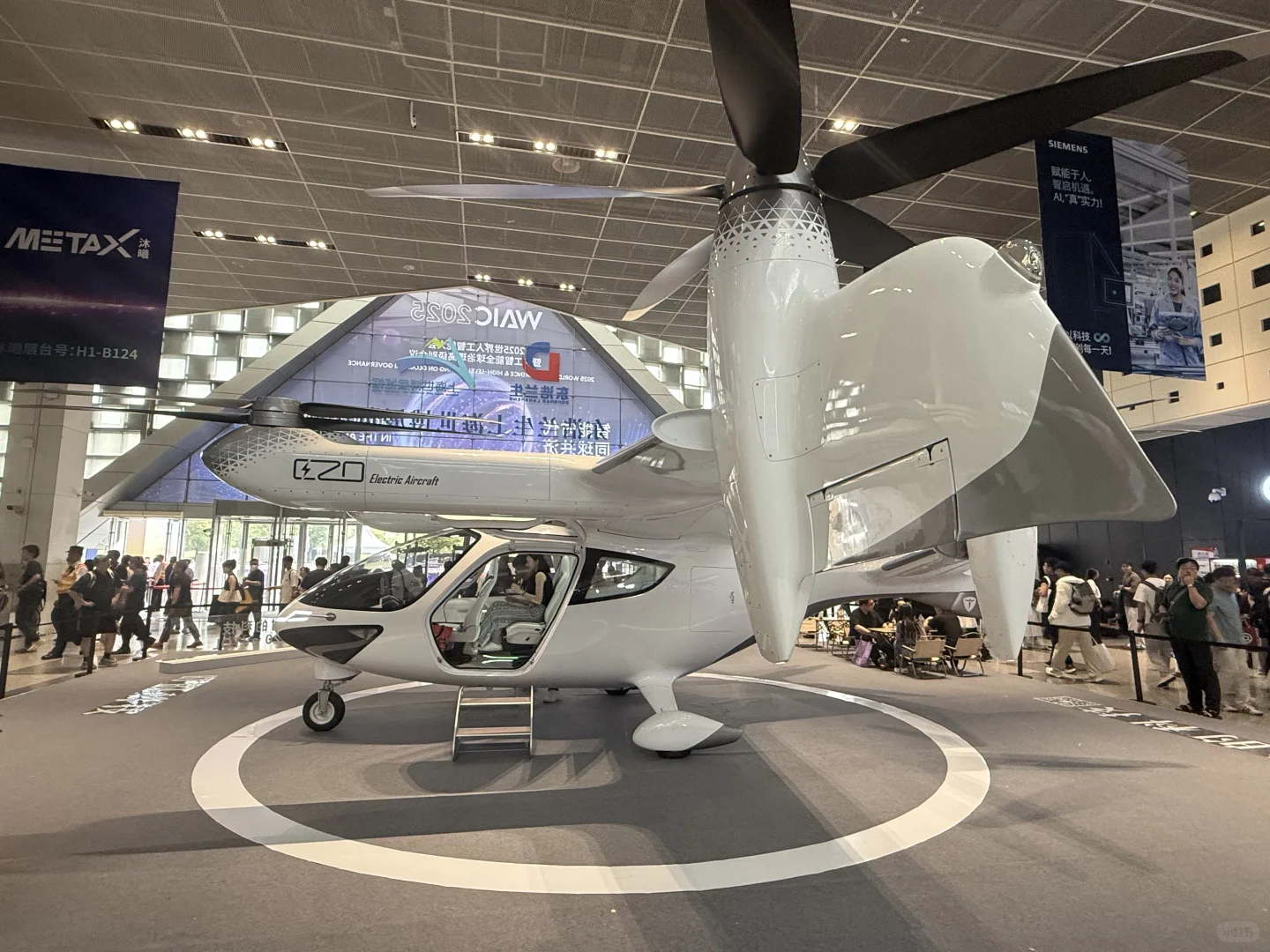 来上海看人工智能大会前喝了蜜雪怎么办？