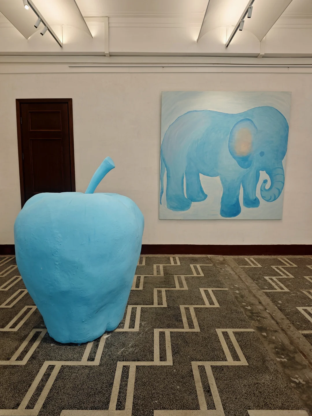 一个用蓝色讲幸福的展览，适合美陈人参考