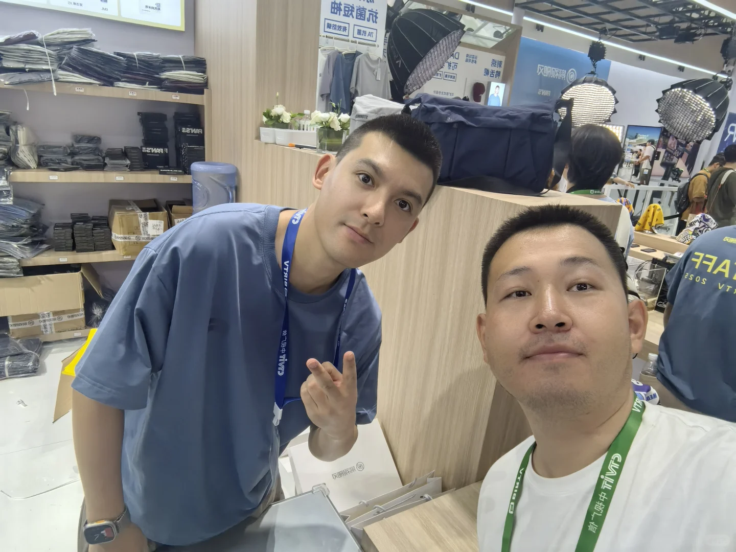 逛展会变成了网友见面会