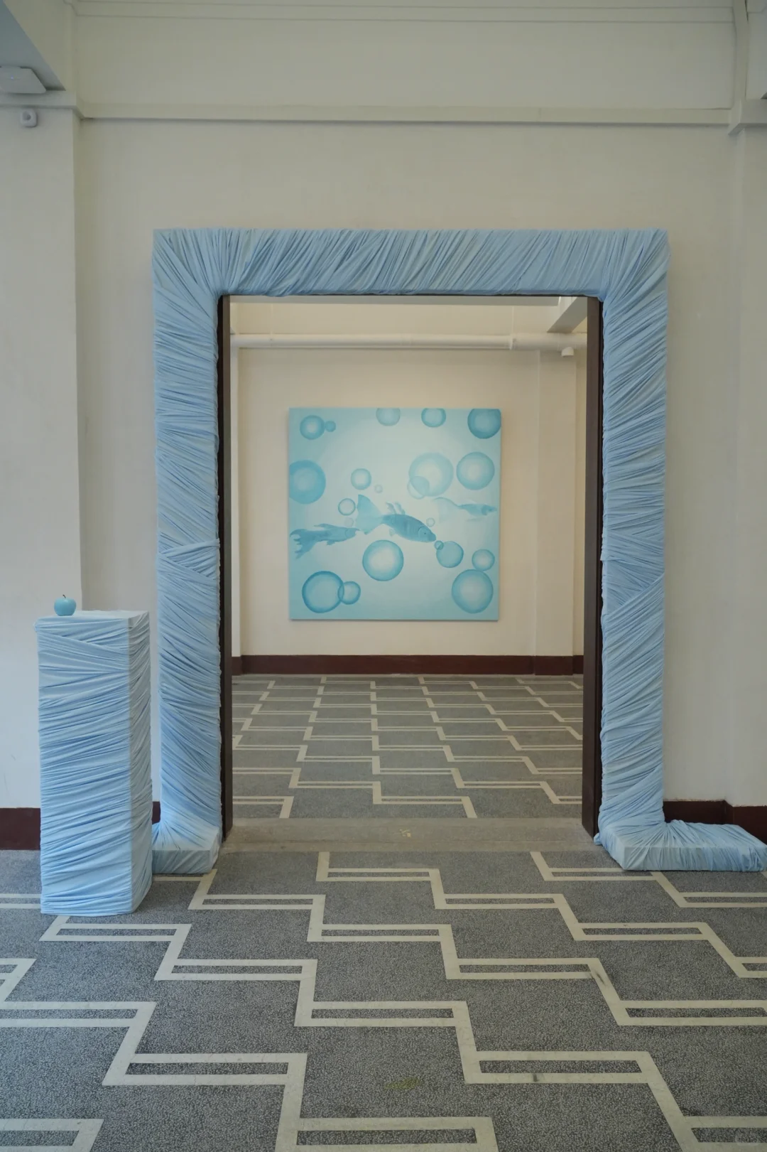 一个用蓝色讲幸福的展览，适合美陈人参考