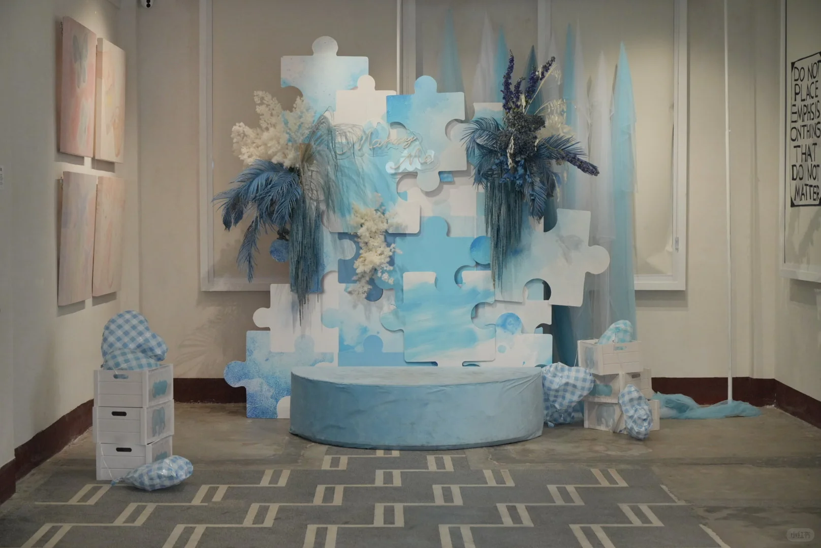 一个用蓝色讲幸福的展览，适合美陈人参考