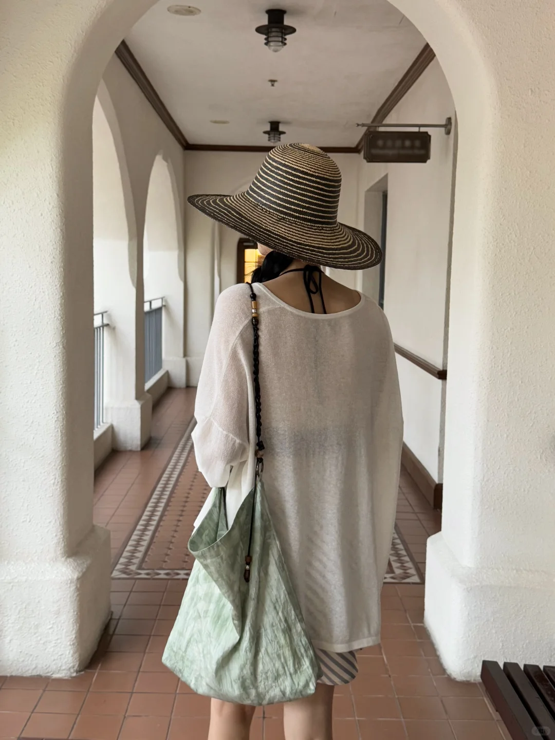 夏日海岛穿搭?白色罩衫给的慵懒松弛感