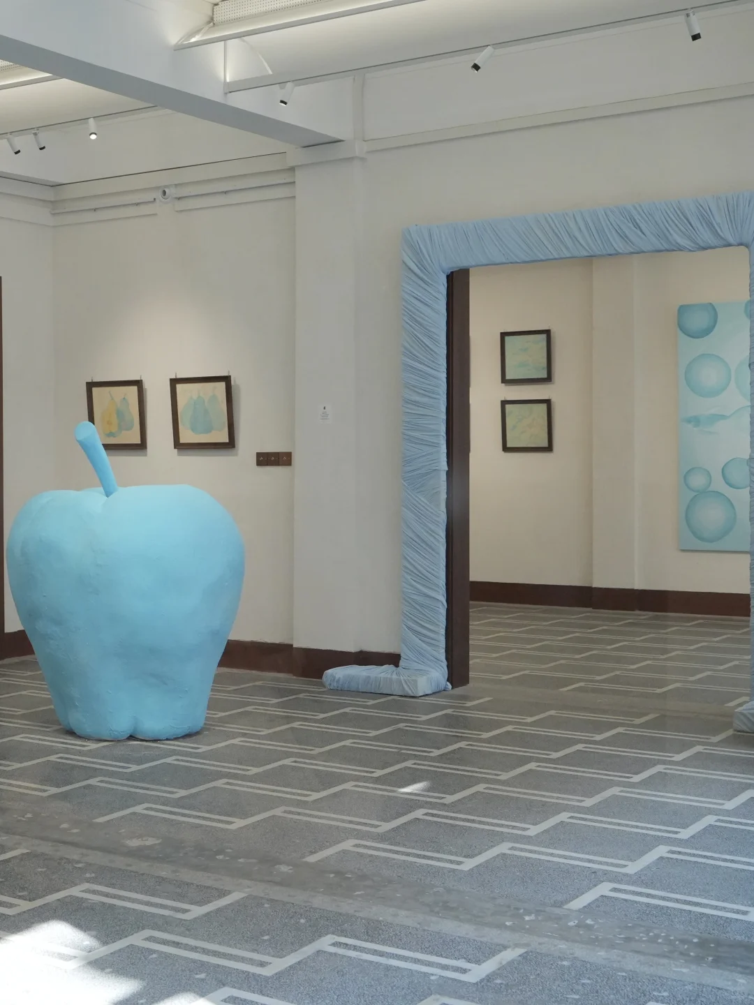 一个用蓝色讲幸福的展览，适合美陈人参考