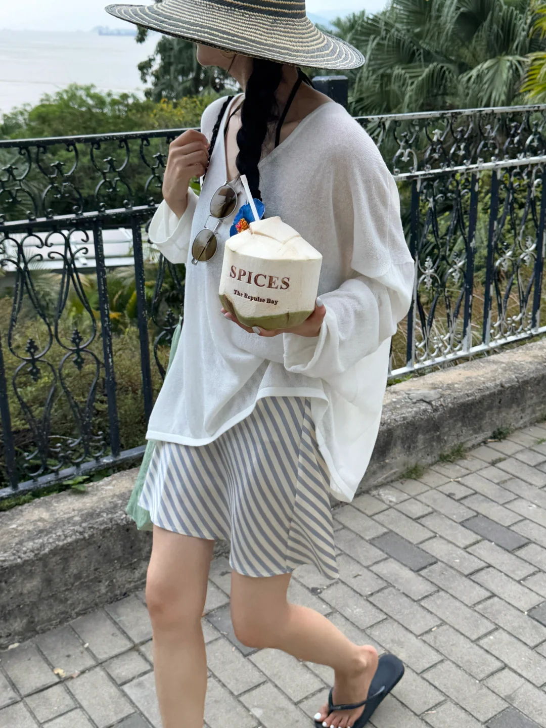 夏日海岛穿搭?白色罩衫给的慵懒松弛感