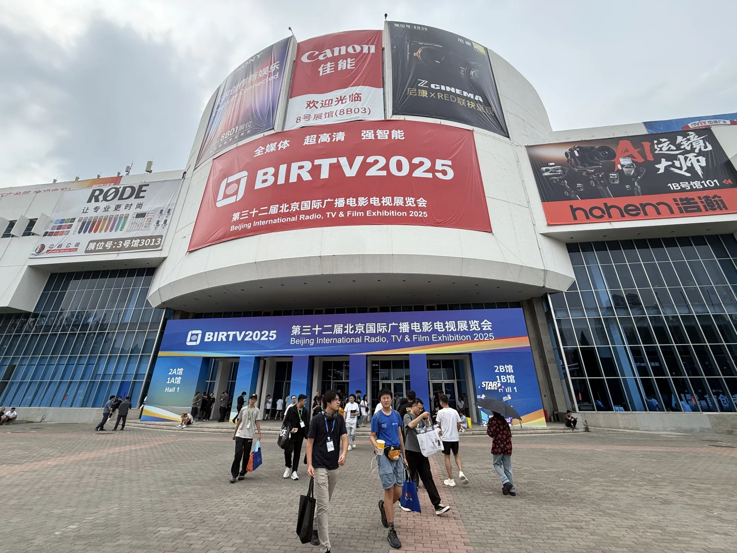 逛着逛着展发现自己成了展品