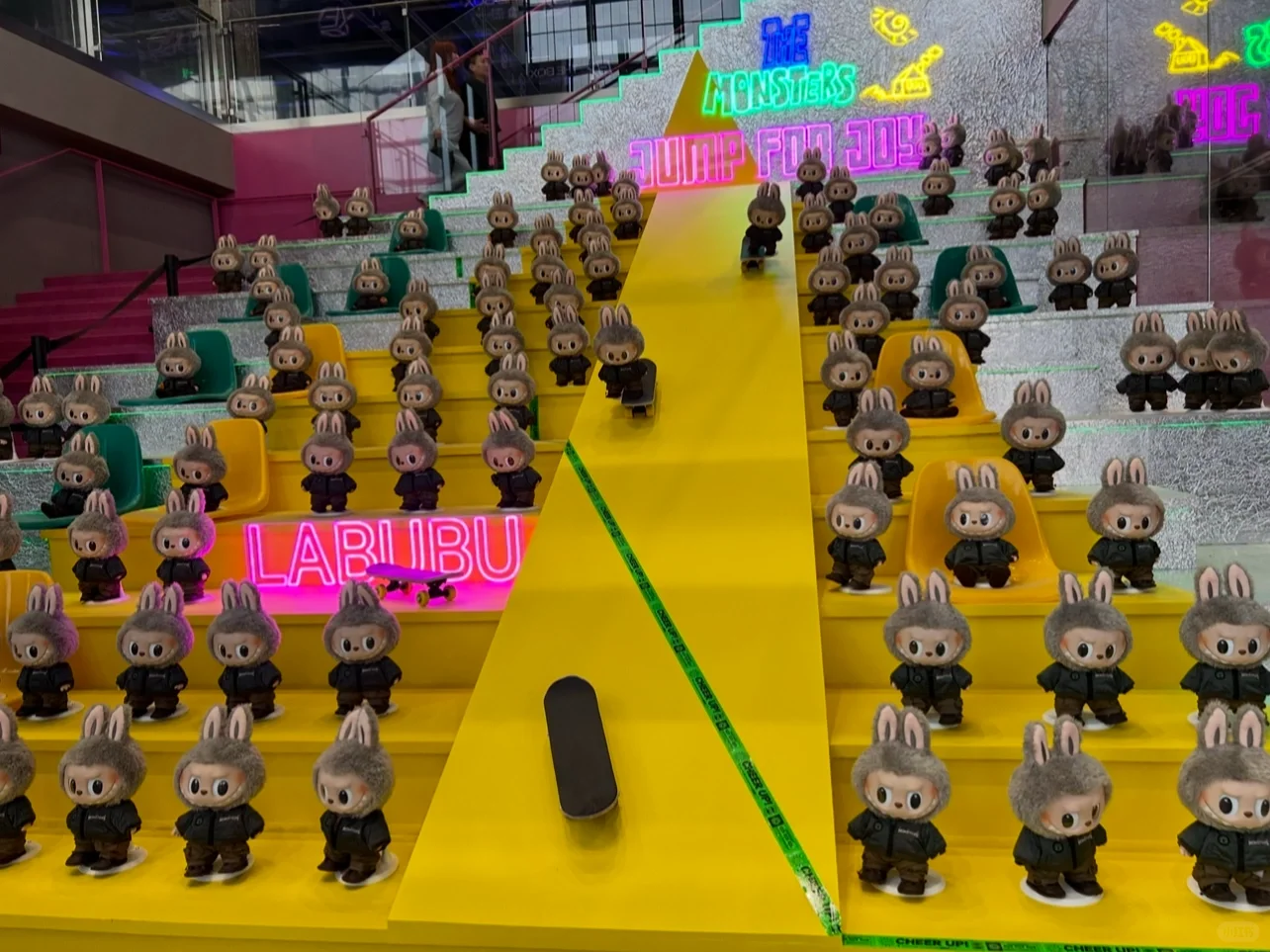 这是Labubu 拉布布展览?