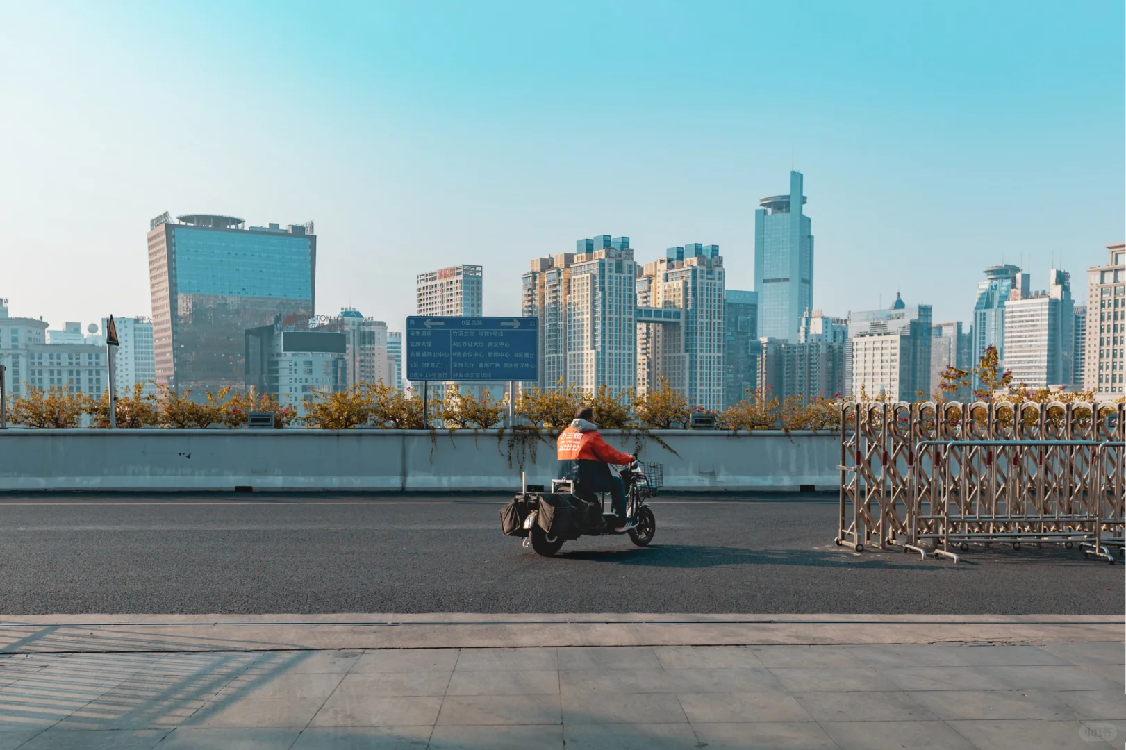 （21/100）久违的阳光，这里是会展中心?