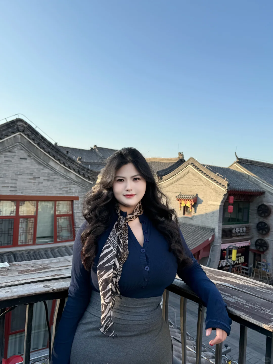 哪来的一见钟情 刚好那天穿了包臀裙