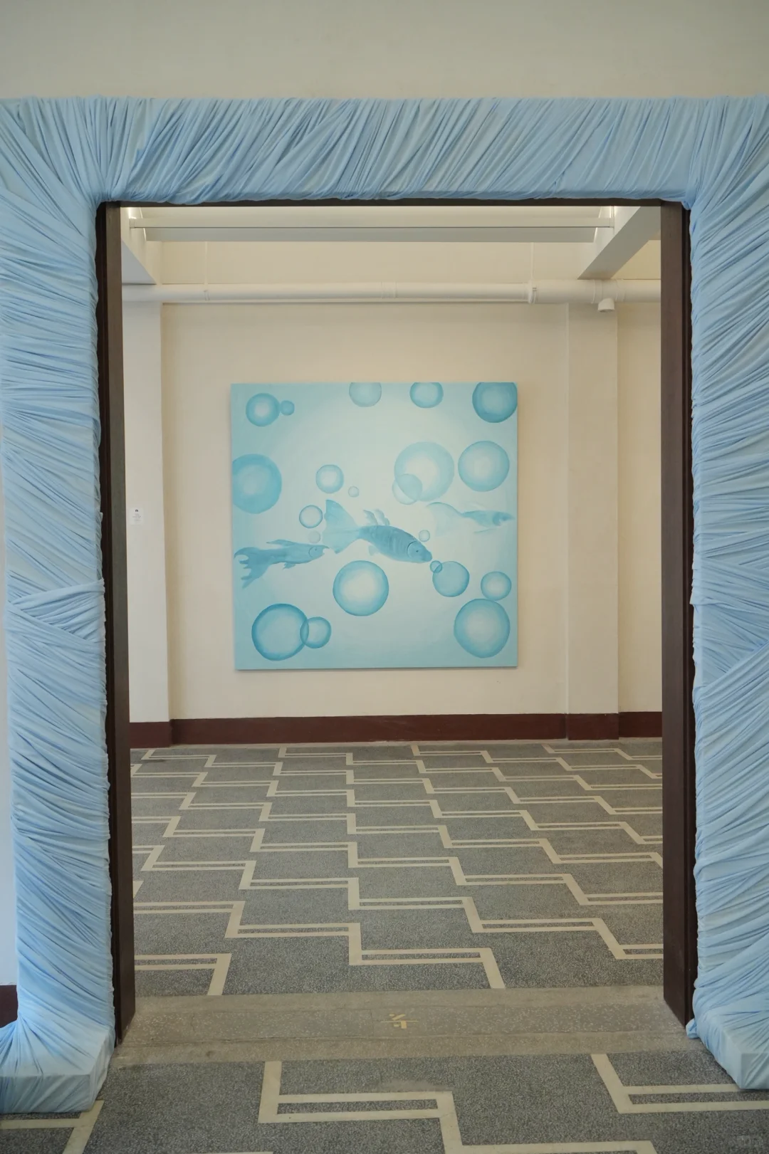 一个用蓝色讲幸福的展览，适合美陈人参考