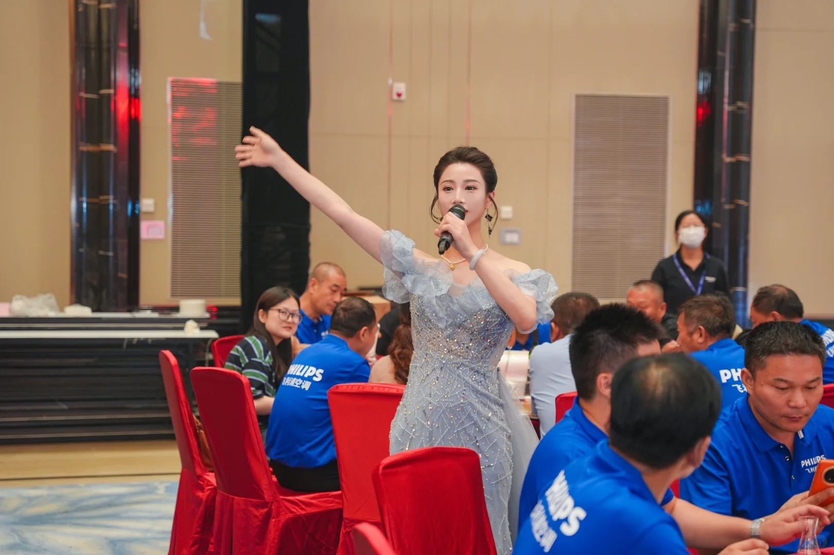 又做了一场800人的展销会