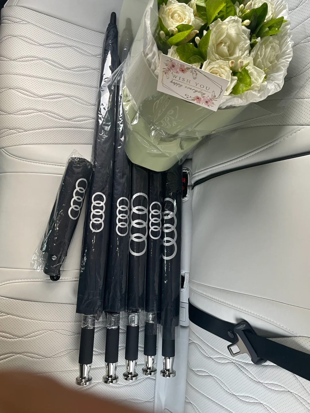 奥迪展销会上剩下的一批雨伞，便宜处理。