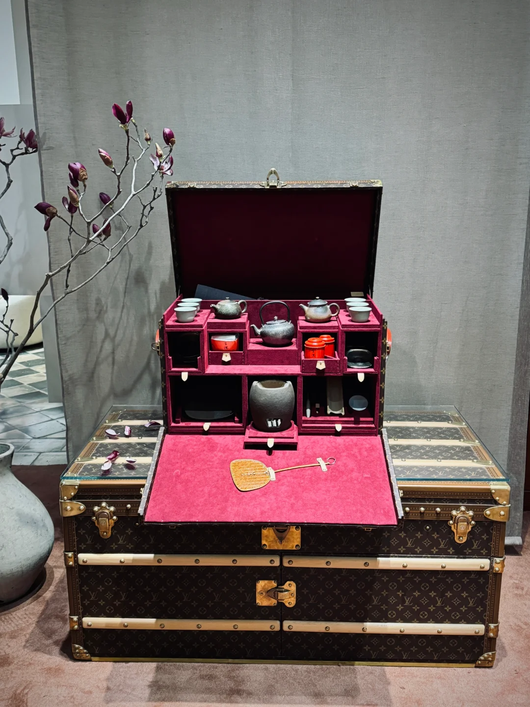 有广州沙面特色的lv硬箱展销会