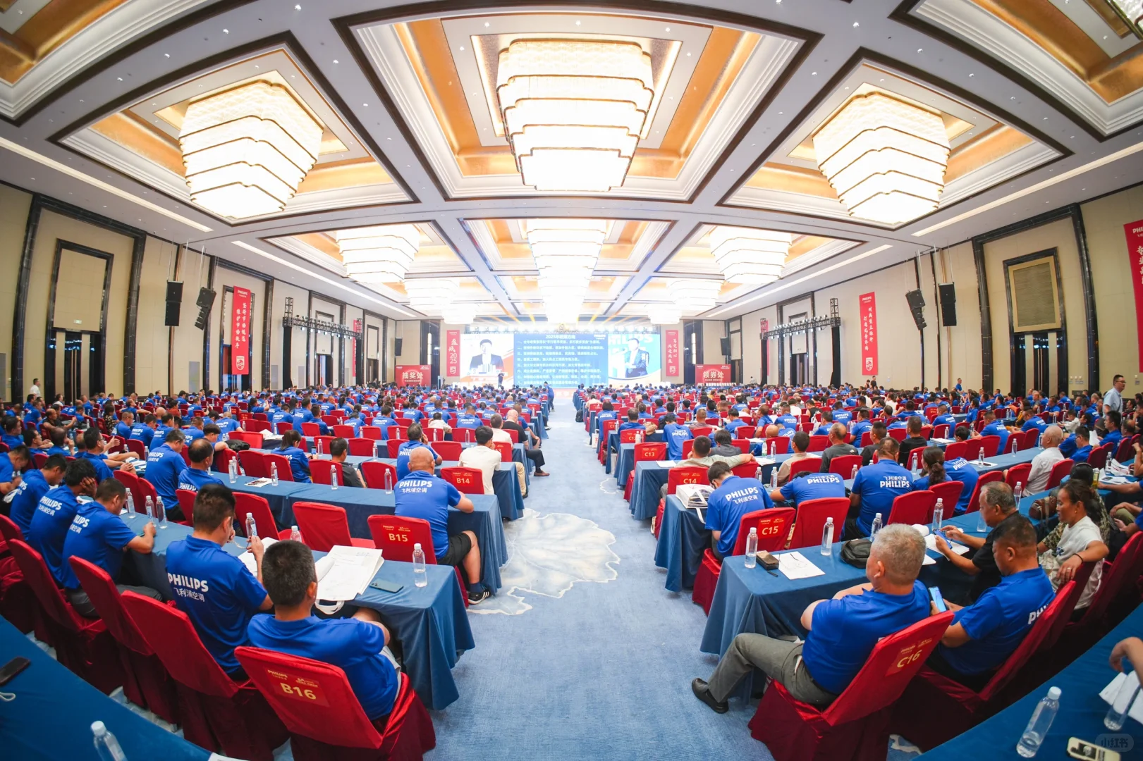 又做了一场800人的展销会