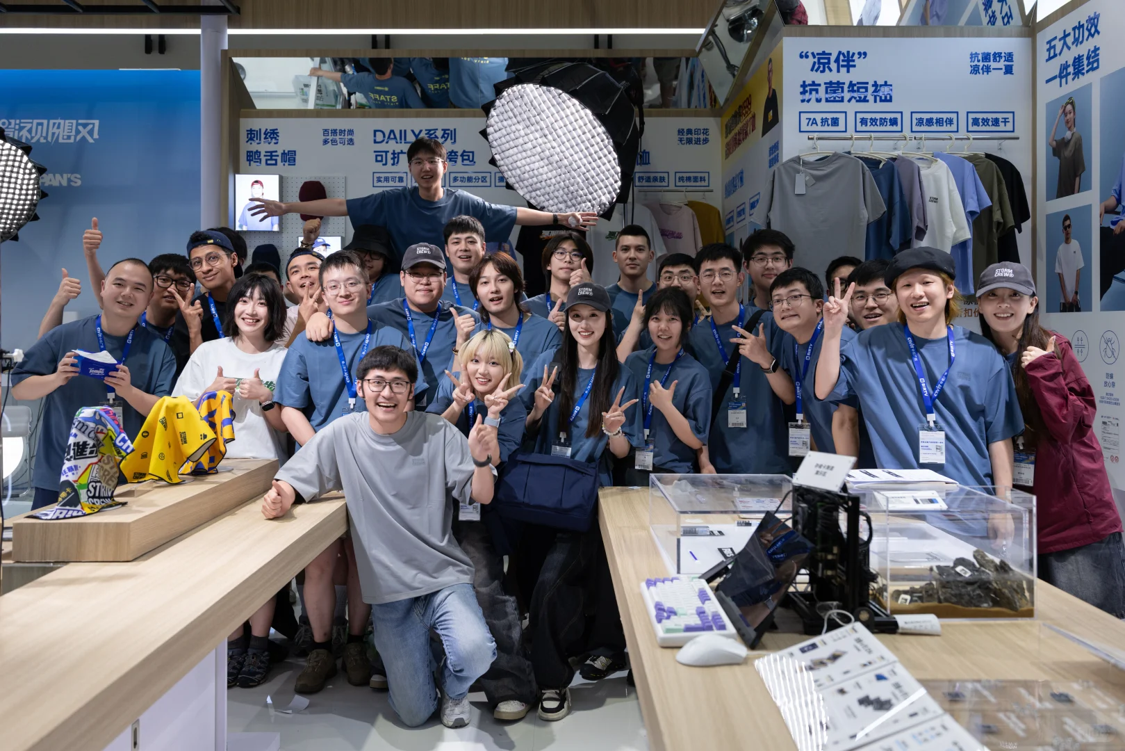 ??想看看朋友们和代代的合影！