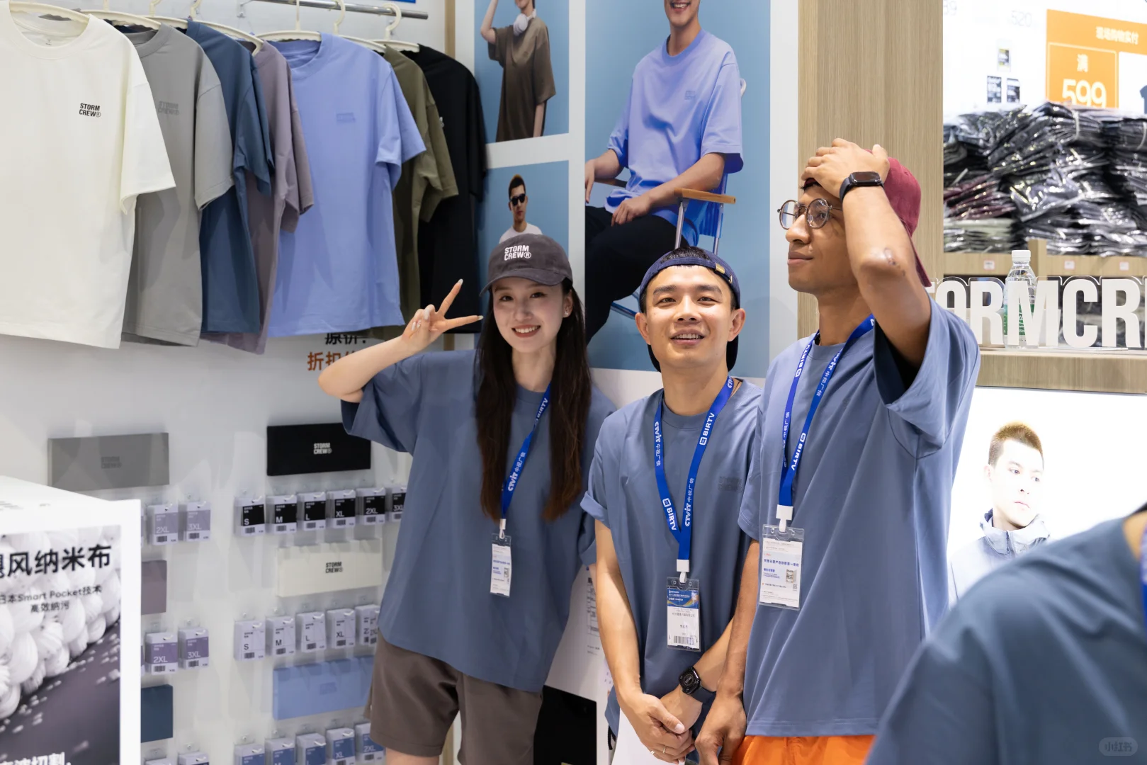 ??想看看朋友们和代代的合影！