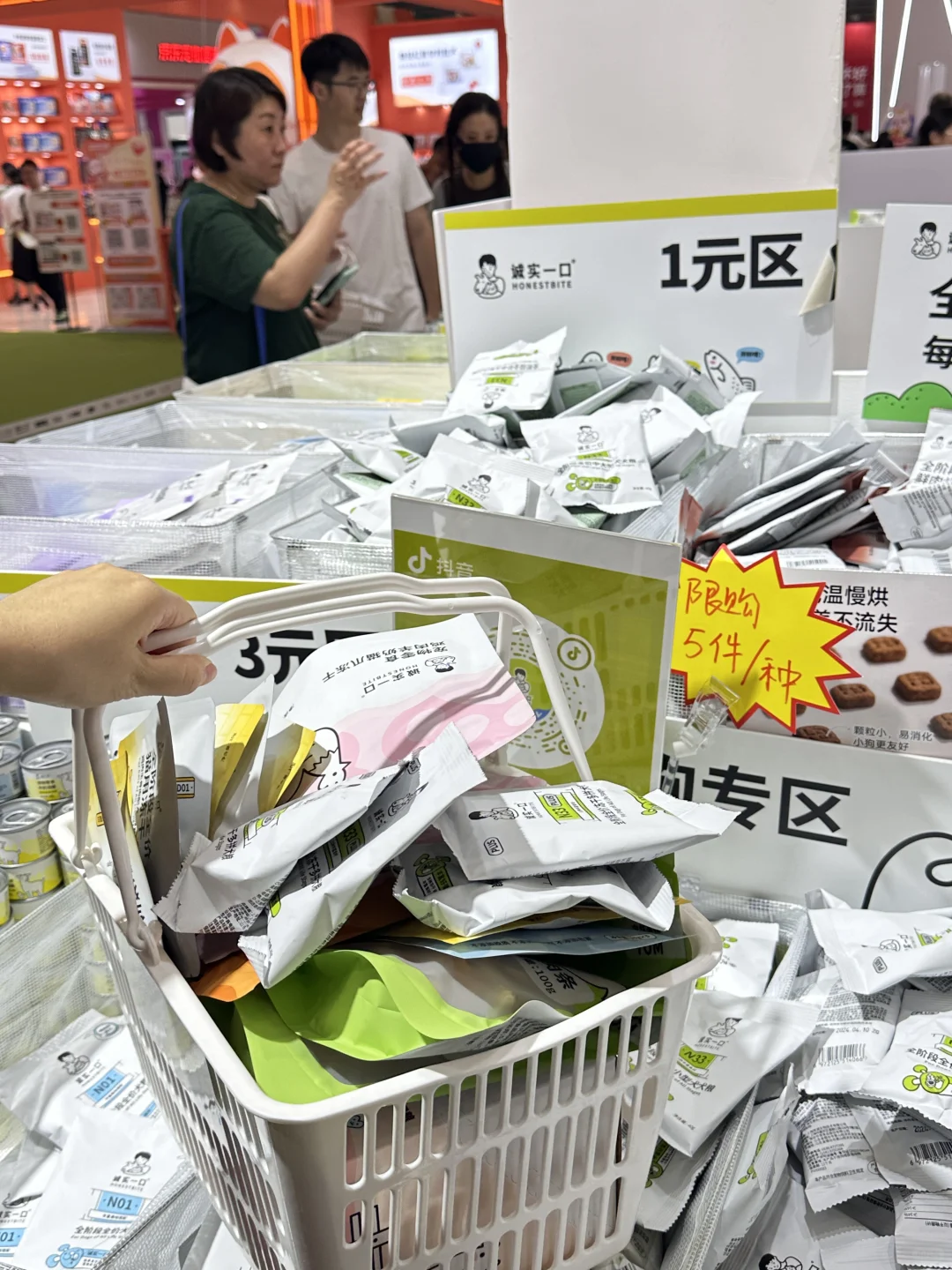 脚走穿了才总结出今年亚宠展?玩法