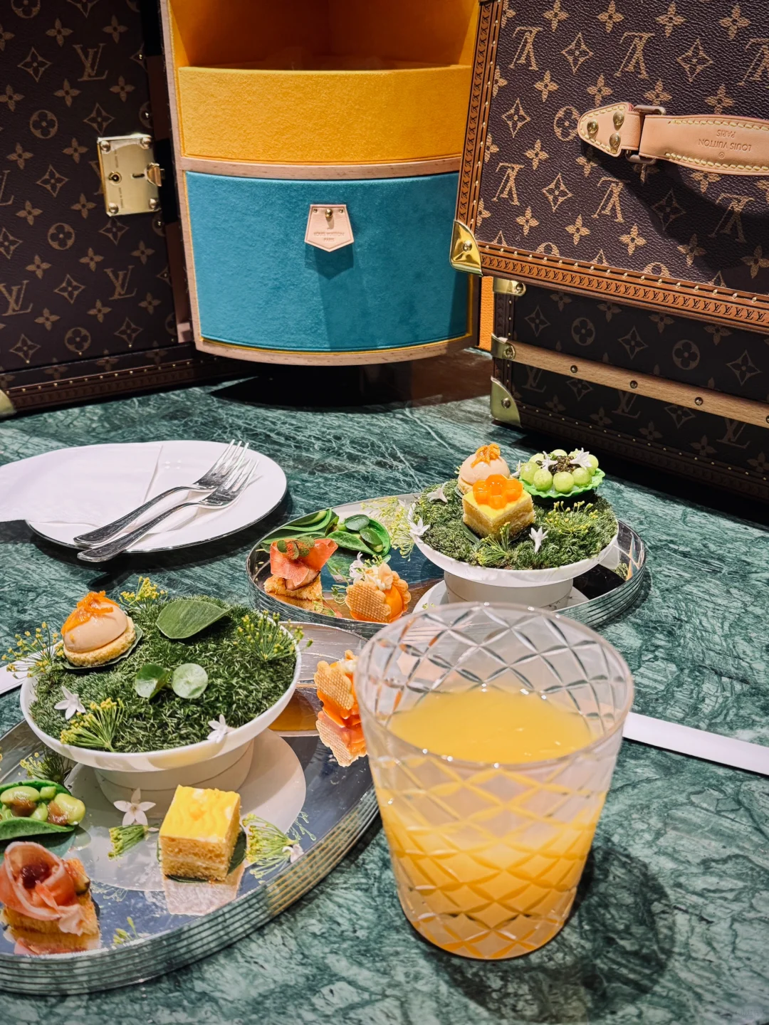 有广州沙面特色的lv硬箱展销会