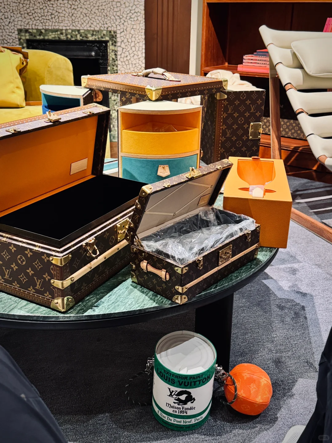 有广州沙面特色的lv硬箱展销会