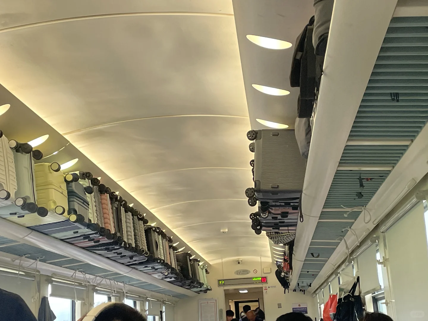 长途绿皮火车的行李架就是行李箱展销会