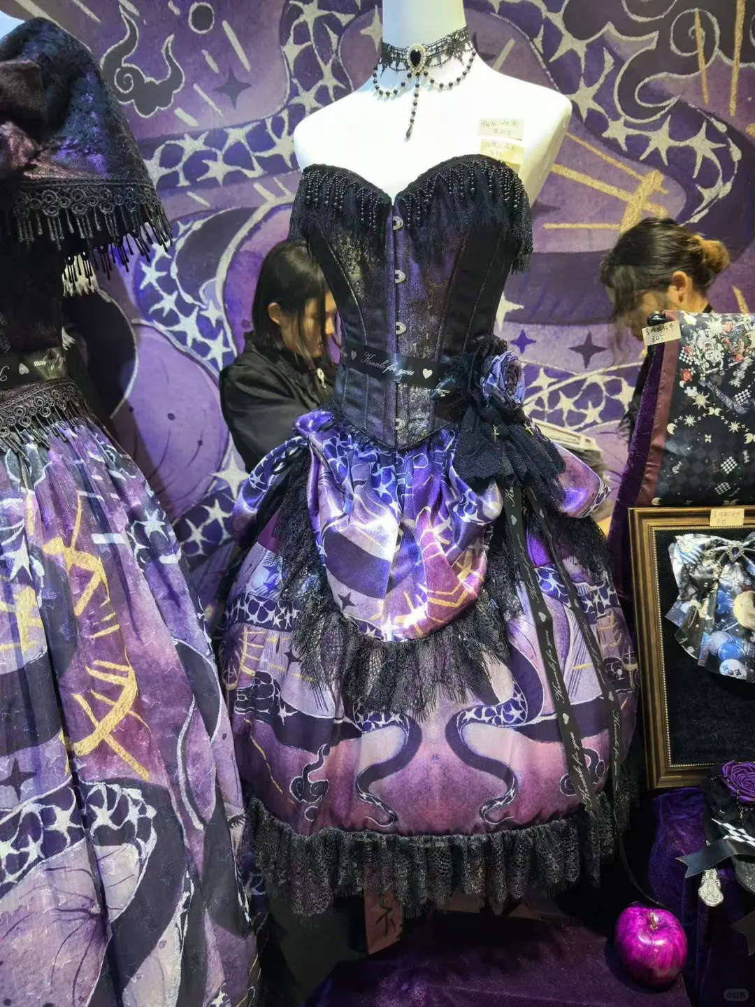 顶着高温推着轮椅逛了诺亚设计展。