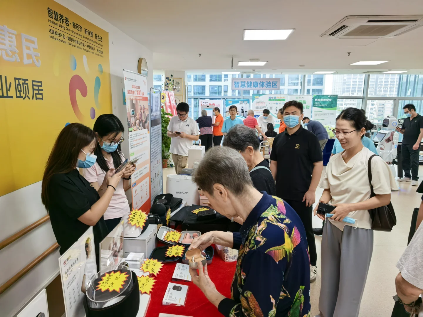 在深圳，哪里可以买到最新的银发周边产品？