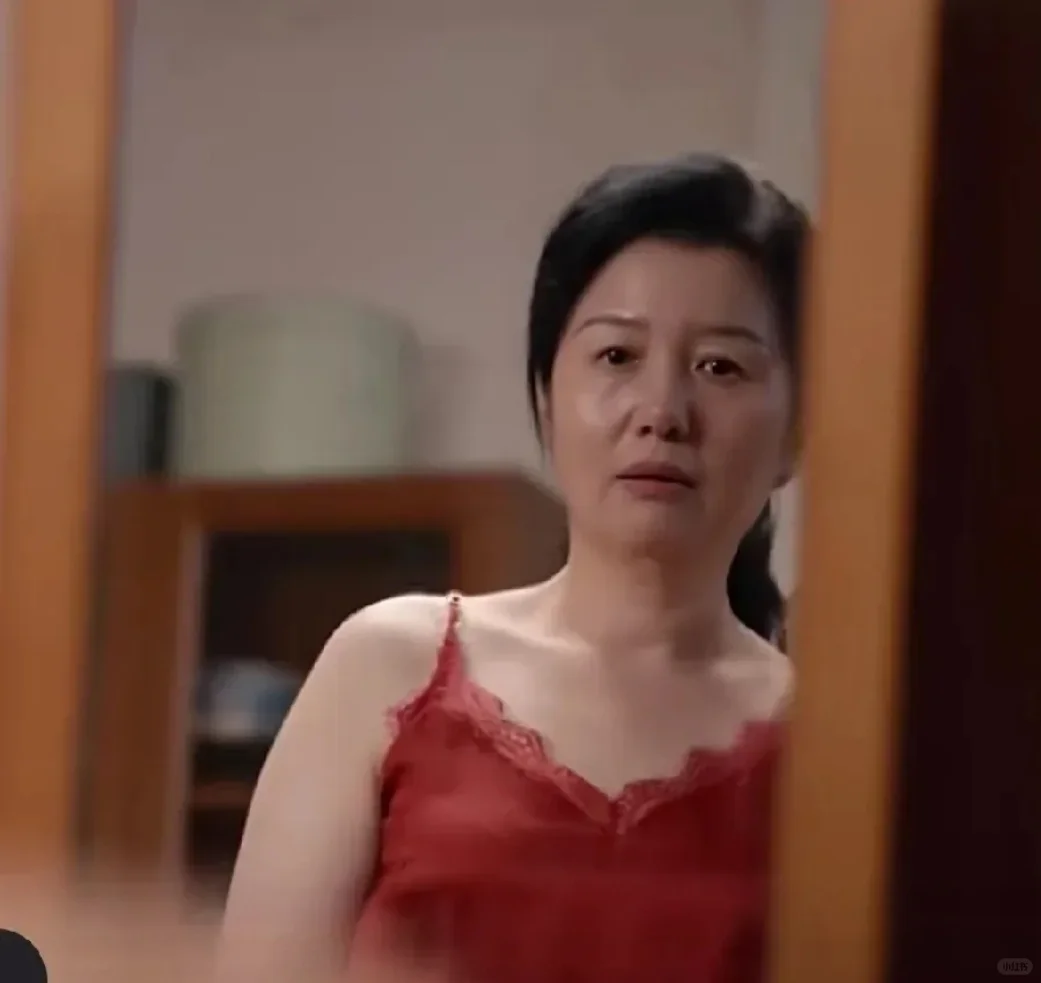 无惧年龄，优雅绽放：郑卫莉的时尚启示