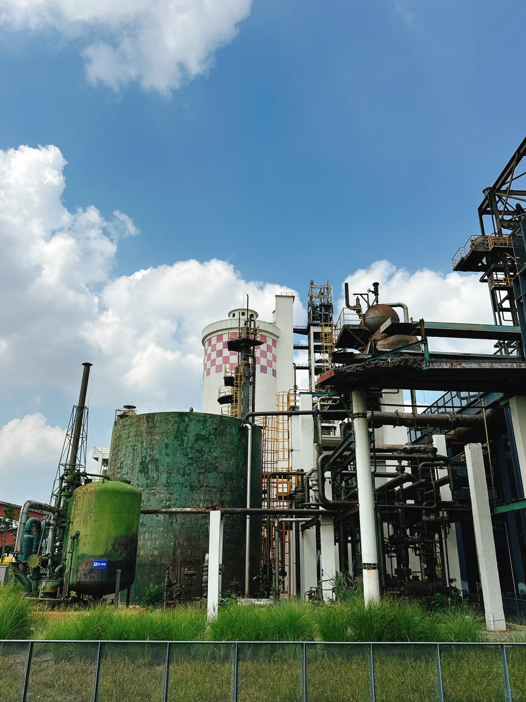 沧州工厂硬朗风网红地：大化工业遗存文化区