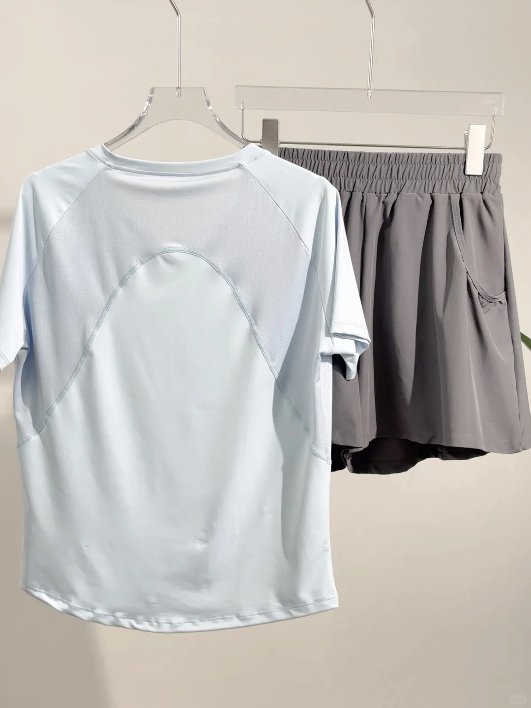 运动穿搭? 浅蓝V领套装清爽打开方式?55