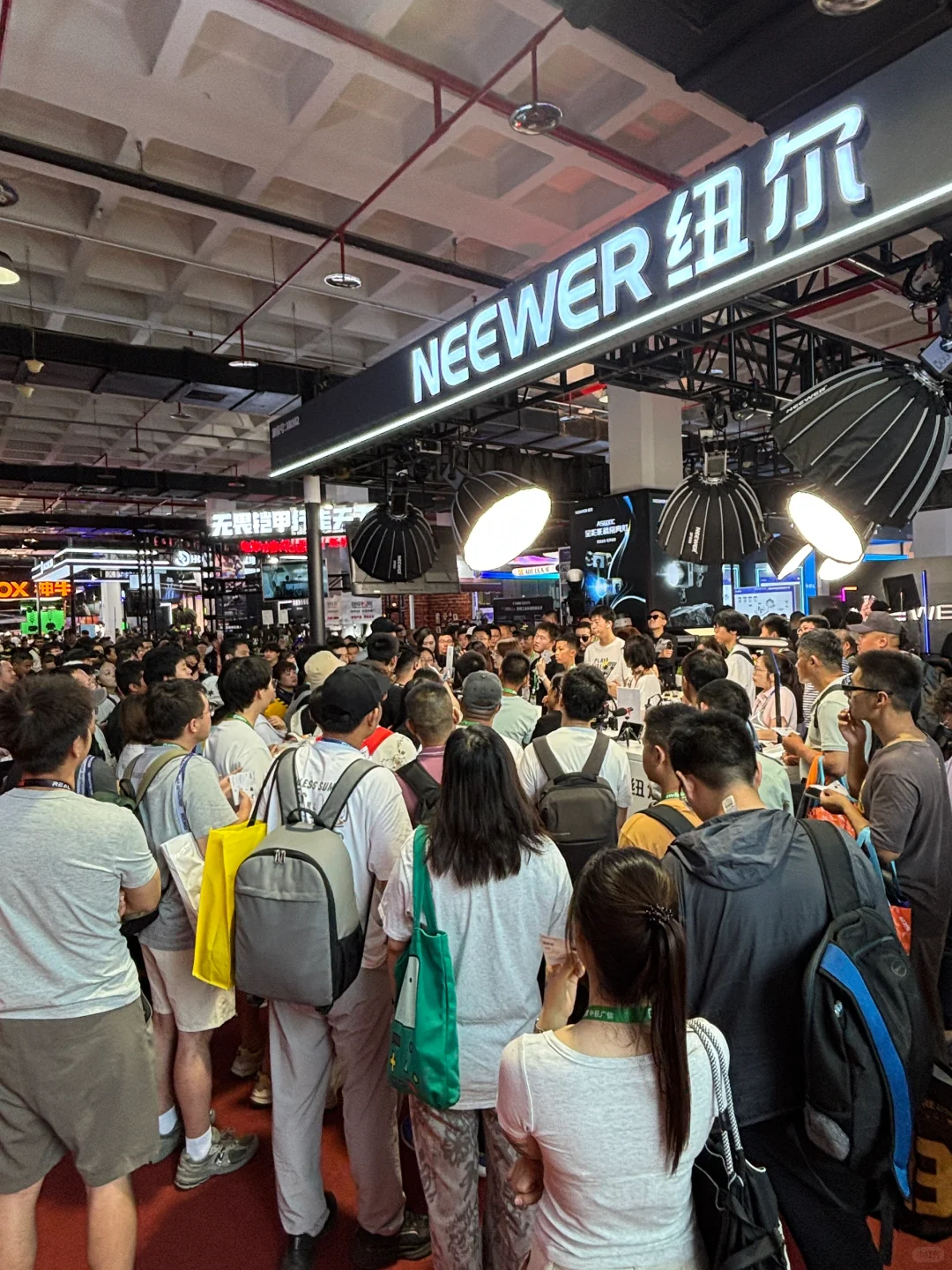 是谁家展位活动这么多人啊?尔？