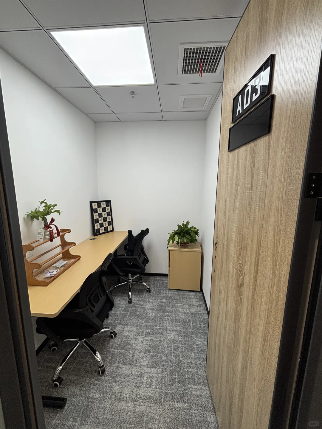 朋友在福田会展中心，找了两个办公室哪个好