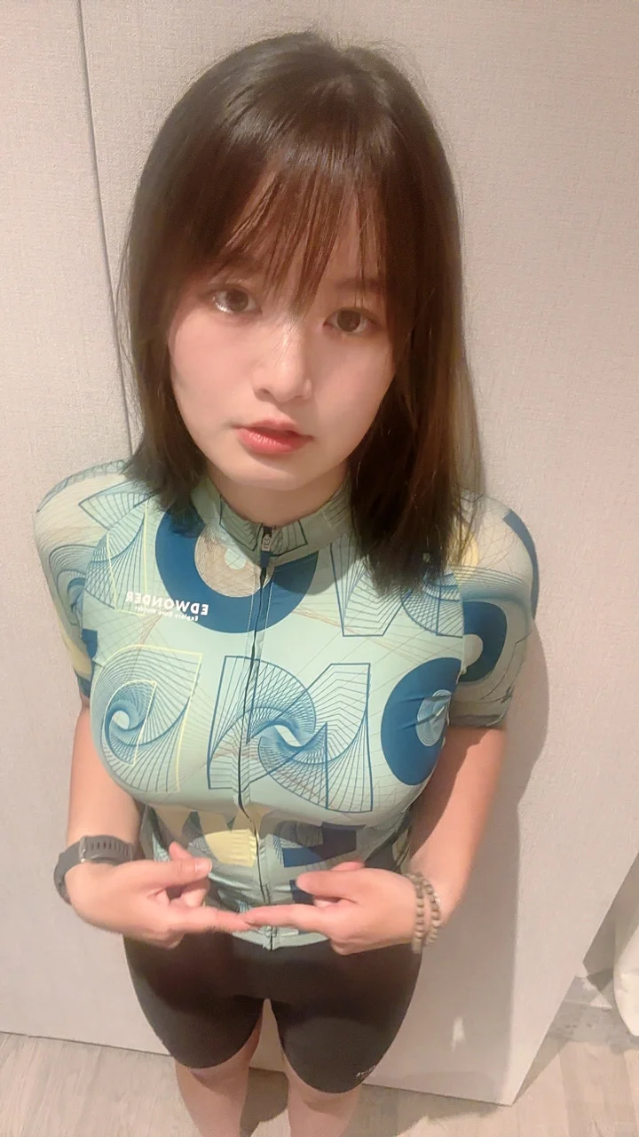 新战袍，快帮我看一下，哪一件好看吧