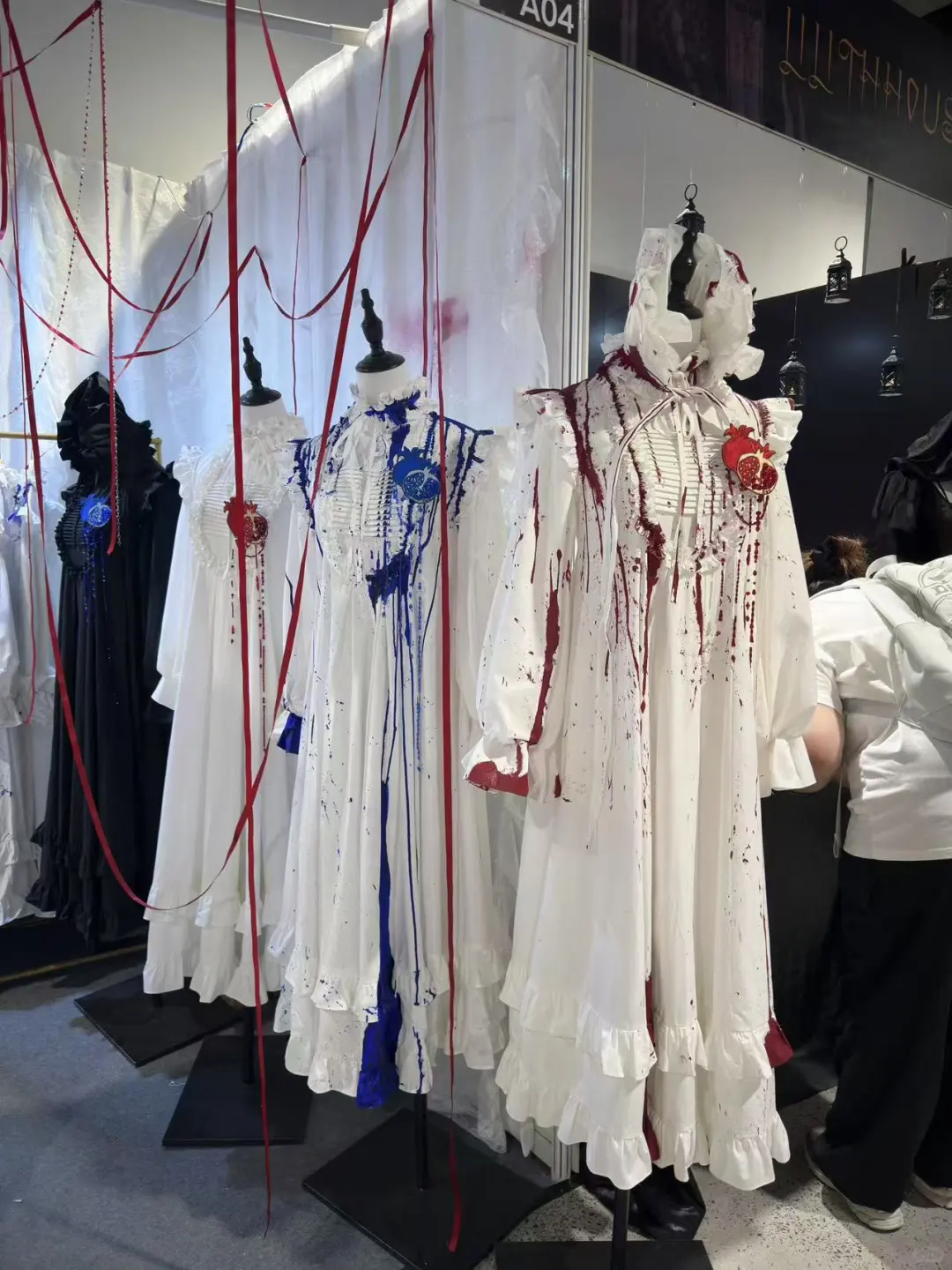 顶着高温推着轮椅逛了诺亚设计展。