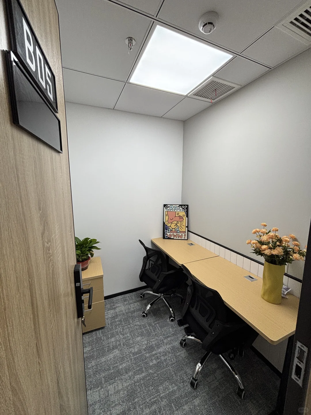 朋友在福田会展中心，找了两个办公室哪个好