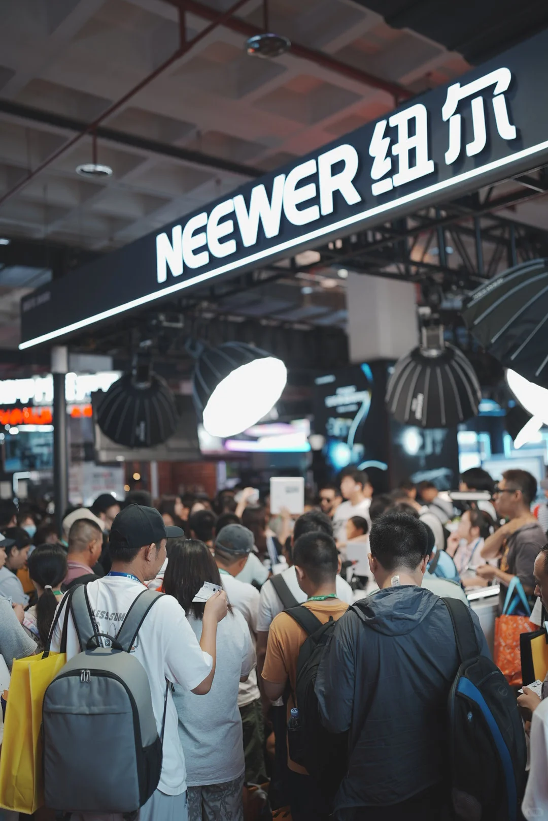 是谁家展位活动这么多人啊?尔？