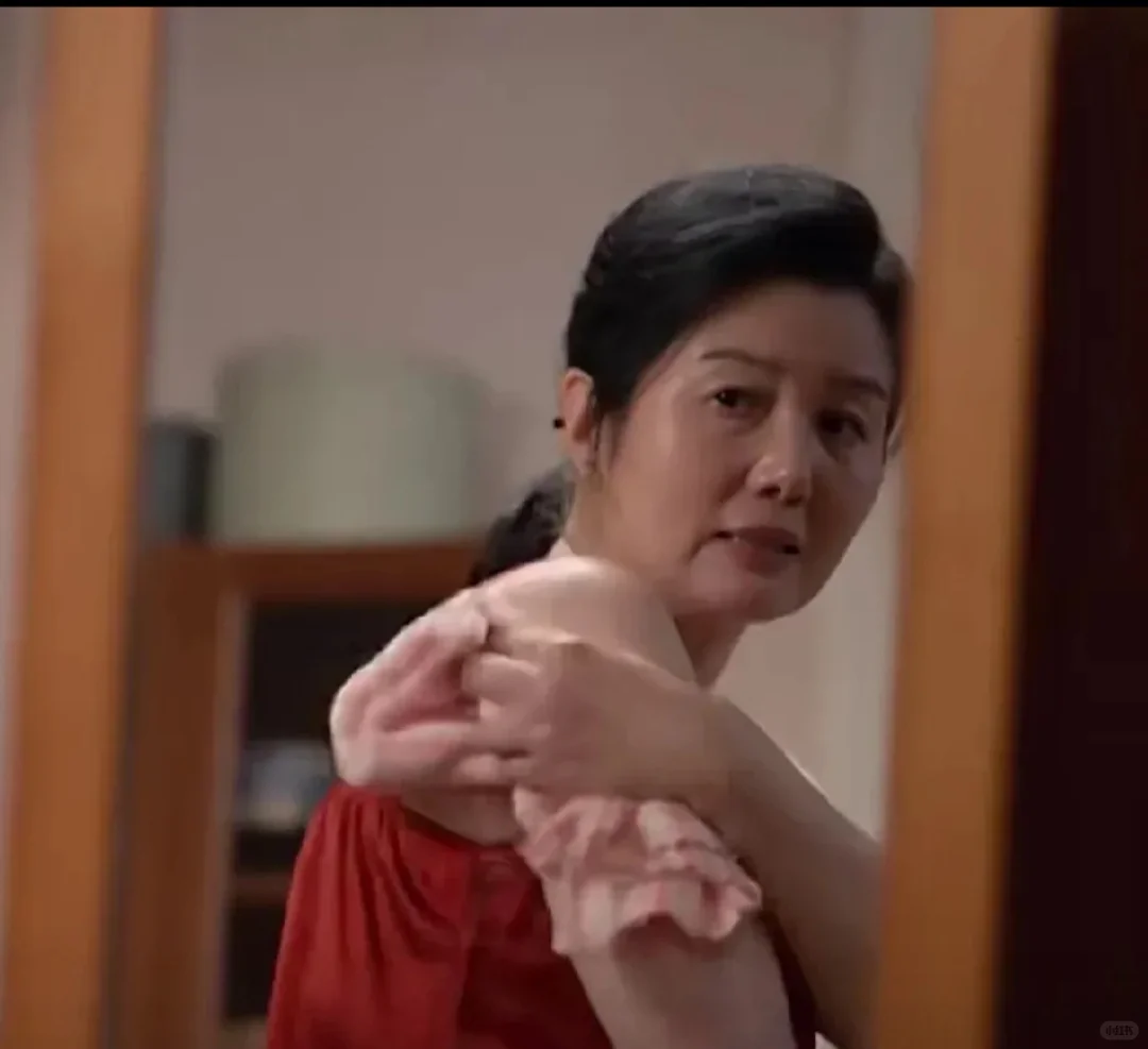 无惧年龄，优雅绽放：郑卫莉的时尚启示