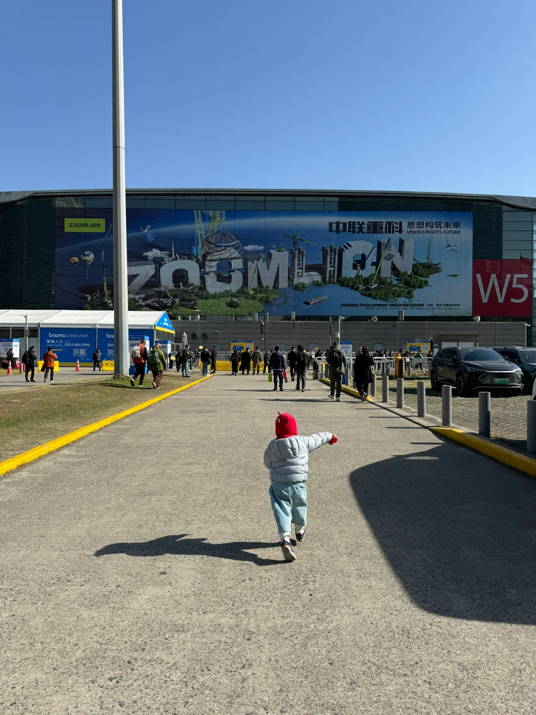 来亚洲最大工程机械展实现2岁儿子的挖机梦