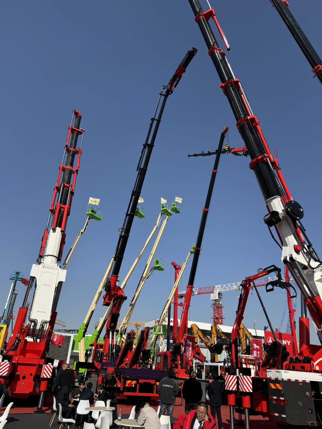 来亚洲最大工程机械展实现2岁儿子的挖机梦