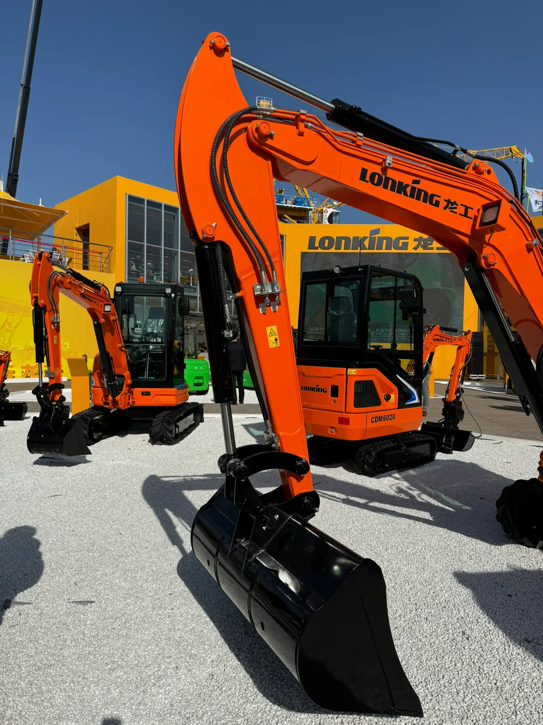 来亚洲最大工程机械展实现2岁儿子的挖机梦