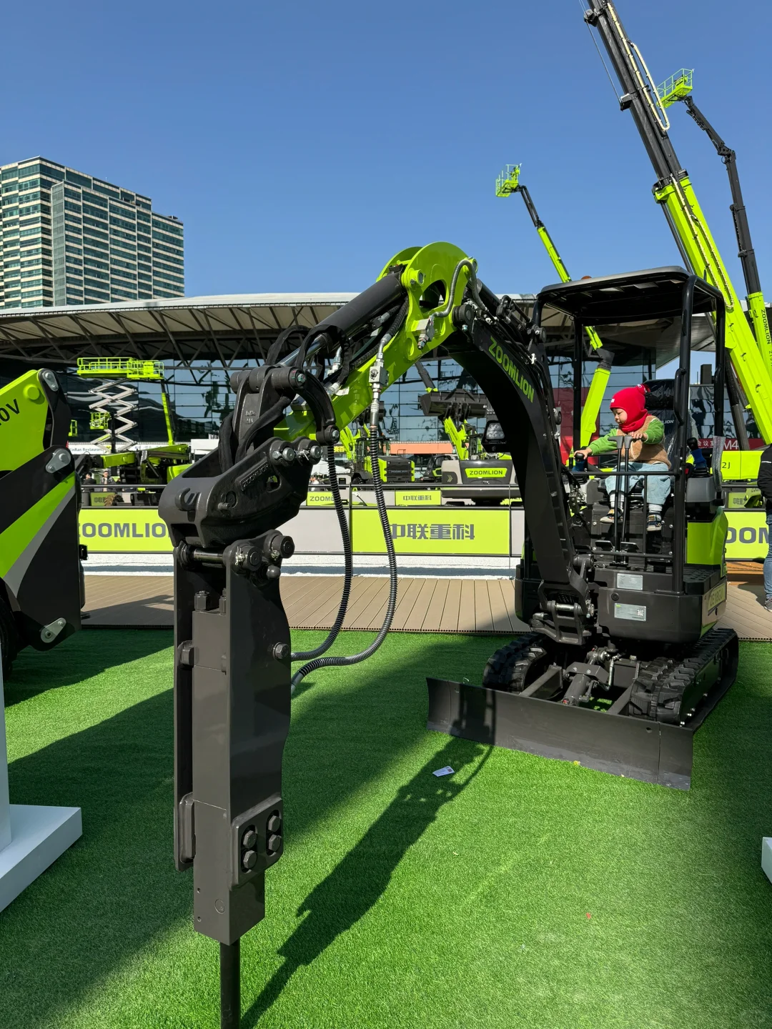 来亚洲最大工程机械展实现2岁儿子的挖机梦