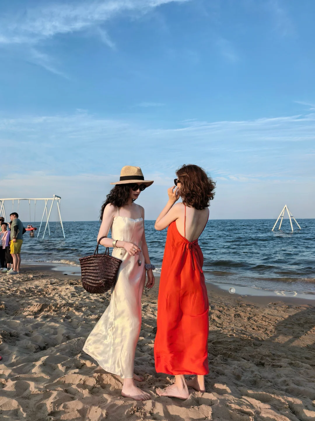 和闺蜜海边穿搭18图?