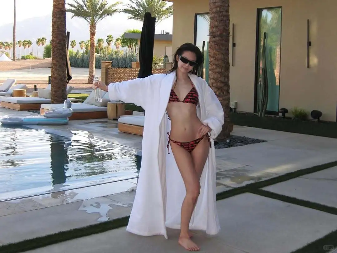 Jennie简直不要太辣了吧❤️海边穿搭