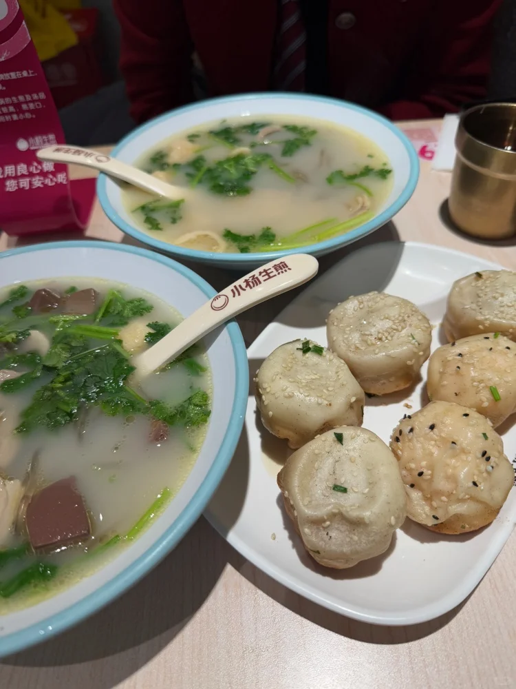 离谱！小杨生煎香到上头，连炫八个还不够！